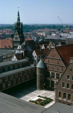 Blick von der Stadtverwaltung auf das Rathaus, den Innenhof und den Stadthausturm