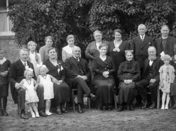 Familienporträt, unbezeichnet, undatiert, um 1935?