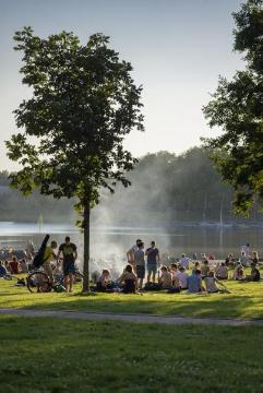 Feierabendkultur in Münster: An den Sommerabenden bevölkern junge Münsteraner die Wiesen am Aasee.