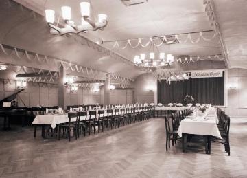 Gastronomie in Harsewinkel: Festsaal im "Handelshof" - Hotel Poppenborg, Brockhäger Straße Nähe Kirchplatz, undatiert.