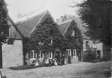 Harsewinkel, 1896: Haus Jäger am Kirchplatz 179, erworben 1851 vom Buchbinder Johann Heinrich Jäger, ab 1883 bewohnt von seinem Sohn und Nachfolger Johann Hermann Jäger (rechts) und Familie, 1903 abgebrochen zugunsten eines Neubaus.