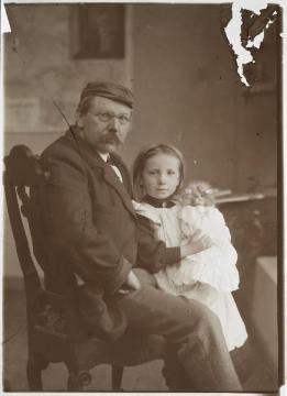 Buchbinder und Fotograf Johann Hermann Jäger mit Tochter Gertrud (*1899) aus seiner zweiten Ehe mit Gertrud Jäger, jüngstes seiner neun Kinder. Harsewinkel. Undatiert, um 1905.