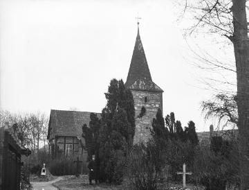 Kirche in Warmsen, im Vordergrund Dr. Hermann Reichling.