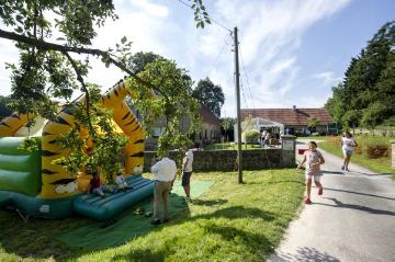 Für die Kinder eine Hüpfburg - Sommerfest der Fastnacht (Nachbarschaft) Westlicher Kleeberg auf Hof Manfred und Maria Drees in Brochterbeck, August 2015.