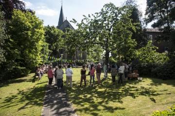 Seit 40 Jahren Tradition in Brochterbeck: Das Kinderschützenfest des Familienzentrums St. Peter und Paul im Pfarrgarten an der Moorstraße - hier im Juni 2015.