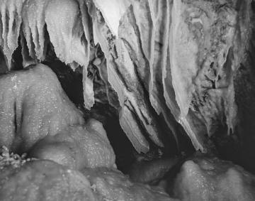 Tropfsteinhöhle im Kalksteinbruch Hohe Lieth bei Warstein, Apr. 1949. Fotograf: Georg Hellmund.
