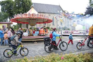 Sommerkirmes in Brochterbeck, Juli 2015 - Kinderkarussells auf dem Heinz-Lienkamp-Platz im Dorfzentrum.