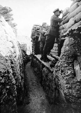 Kriegsschauplatz Reims und die Champagne (Frankreich) 1914: Beobachtungsposten in einem Schützengraben in der Champagne