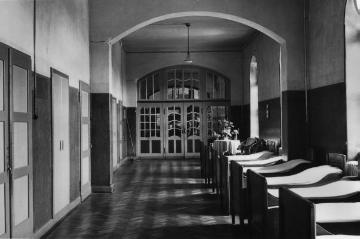 Landesheilanstalt für Psychiatrie Lengerich, Renovierung 1954-1957: Schlafsaal Gebäude Männer C II vor dem Umbau.