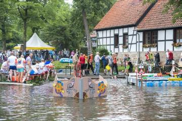 Ausklang der Juxboot-Regatta 2015 auf dem Mühlenteich in Brochterbeck, ein Höhepunkt der alljährlichen Juli-Kirmes im Dorfzentrum.