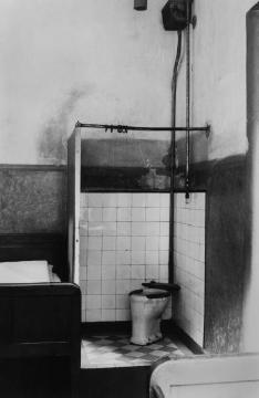 Landesheilanstalt für Psychiatrie Lengerich, Renovierung 1954-1957: Toilette im Wachsaal Gebäude Männer CI vor dem Umbau.