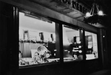 Radio Neufelder 1958: Weihnachtliches Schaufenster des Fachgeschäftes für Rundfunk- und Haushaltstechnik, eröffnet 1948 von Bruno Neufelder an der Warendorfer Straße 71, Geschäftssitz bis 1959