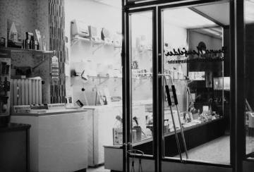 Radio Neufelder 1960: Linke Schaufensterfront im neuen Ladengeschäft des Fachhandels für Rundfunk- und Haushaltstechnik an der Warendorfer Straße 71, gegründet 1948 von Bruno Neufelder