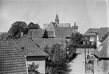 Ortskern Enger mit ev. Pfarrkirche (Stiftskirche). Undatiert, 1940er Jahre?