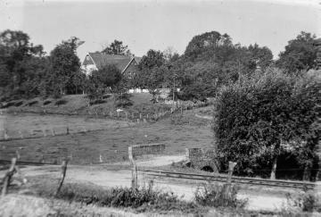 Enger, Bahnübergang an der Kleinbahntrasse von Spenge-Wallenbrück nach Vlotho. Im Hintergrund: Hof Meyer zu Belke. Undatiert, 1940er Jahre?