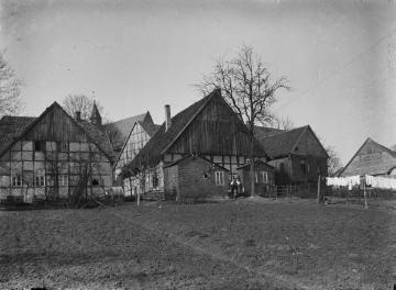 Ortskern Enger, Steinstraße - Fachwerkgehöft mit Acker nahe der  ev. Pfarrkirche (Stiftskirche), Ansicht der Südseite. Undatiert, 1940er Jahre?