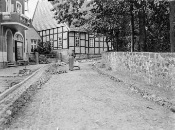 Enger, Haus Budde (Bildmitte), Mathildenstraße - Wohnhaus des Fotografen Reinhold Budde, später Standort einer Tiefgarage. Links: Haus Kolten und (angeschnitten) Haus Vinkemüller. Undatiert, 1940er Jahre?