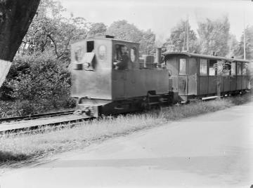 Kleinbahn; Lok 6 [2. Besetzung] oder Lok 7 der Wallückebahn; Streckenverlauf: Kirchlengern - Obernbeck - Mennighüffen - Tengern - Schnathorst -  Wallücke; Aufnahme zwischen 1930 und 1937 (Stilllegung der Wallückebahn)