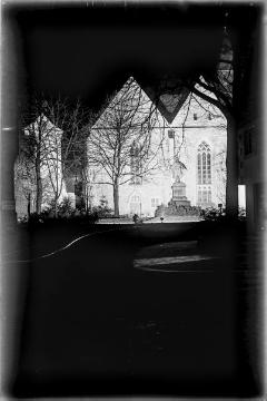 Ev. Pfarrkirche Enger (Stiftskirche) mit Widukind-Denkmal von 1903, abgebaut 1942 als Metallspende für die Waffenproduktion im Zweiten Weltkrieg. Undatiert, um 1940?