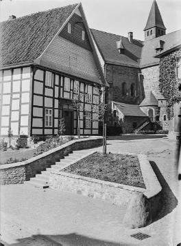Widukind-Gedächtnisstätte Enger, eröffnet 1938 in einem historischen Dielenhaus (später Widukindmuseum) neben der ev. Pfarrkirche, ehemals Stiftskirche St. Dionysius und Grablege Widukinds. Undatiert, um 1938.