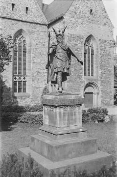 Widukind-Denkmal an der ev. Pfarrkirche Enger, eingeweiht 1903, abgebaut 1942 als Metallspende für die Waffenproduktion im Zweiten Weltkrieg. Undatiert, um 1940?