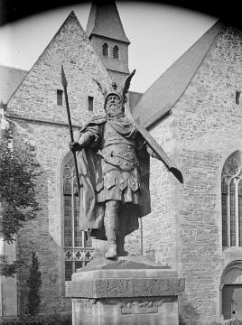 Widukind-Denkmal an der ev. Pfarrkirche Enger, eingeweiht 1903, abgebaut 1942 als Metallspende für die Waffenproduktion im Zweiten Weltkrieg. Undatiert, um 1940?