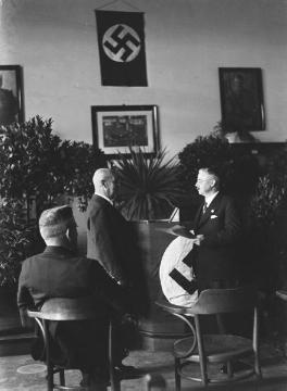 Enger 1938: Feierliche Einweihung der "Widukind-Gedächtnisstätte" (später Widukindmuseum) in Anwesenheit politischer Funktionäre der NSDAP [Nationalsozialistische Deutsche Arbeiterpartei].