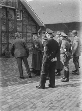 Enger 1938: Funktionäre der NSDAP [Nationalsozialistische Deutsche Arbeiterpartei], fotografiert anlässlich der Einweihung der "Widukind-Gedächtnisstätte" (nicht im Bild).