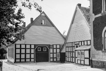 Enger, Haus Budde (links), Mathildenstraße - Wohnhaus des Fotografen Reinhold Budde, später Standort einer Tiefgarage. Daneben: Haus Kolten und (angeschnitten) Haus Vinkemüller. Undatiert, 1940er Jahre?