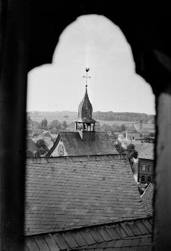 Ev. Pfarrkirche Enger (Stiftskirche) - Blick aus einem Kirchenfenster auf den Dachreiter des freistehenden Kirchturms. Undatiert, 1940er Jahre?