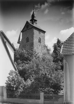 Freistehender Kirchturm der ev. Pfarrkirche Enger. Undatiert, um 1948?