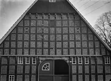 Sattelmeierhof Meyer-Johann, Enger-Oldinghausen: Haupthaus von der Schaugiebelseite, Zweiständer-Fachwerkbau von 1715. Undatiert, 1940er Jahre?