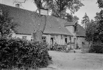 Müllerfamilie vor einem Fachwerkgebäude mit Wassermühle [?], Ravensberger Land [?] Undatiert, 1940er Jahre?