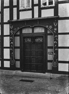 ### doppelt ### Widukind-Gedächtnisstätte Enger, Eingangsportal mit kunstvollen Balkenschnitzereien - eröffnet 1938 in einem historischen Dielenhaus (später Widukindmuseum) neben der ev. Pfarrkirche. Undatiert, um 1938.