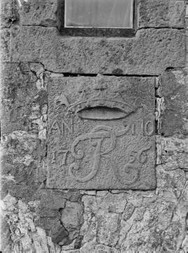 Bauinschrift mit Kronensymbol und Jahreszahl Anno 1750 an einer Hausfassade. Vermutlich Ostwestfalen. Ohne Angaben, undatiert.