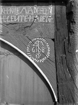 Deelentor mit Balkenschnitzereien und Inschrift (Detailansicht], niederdeutsches Hallenhaus, vermutlich Ostwestfalen. Ohne Angaben, undatiert.