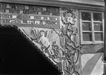 Deelentor mit Balkenschnitzereien und Inschrift (Detailansicht], niederdeutsches Hallenhaus, vermutlich Ostwestfalen. Ohne Angaben, undatiert.