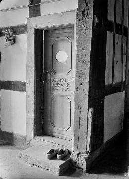 Kammertür mit Inschrift in der Deele eines niederdeutschen Hallenhauses. Vermutlich Ostwestfalen. Ohne Angaben, undatiert.