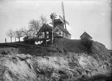 Die Liesbergmühle in Enger, Ansicht mit Motorhaus und Fachwerkkotten - auf einer Anhöhe von 118 Meter Höhe errichtet 1756, stillgelegt 1960, Wahrzeichen der Stadt. Undatiert, 1940er Jahre?