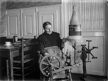 Bäuerin am Spinnrad, vermutlich Enger-Besenkamp [lt. Urheber]. Undatiert, 1930er Jahre?
