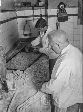 Bäcker Strack beim "Timpkenbacken", Enger. Undatiert, 1940er Jahre?