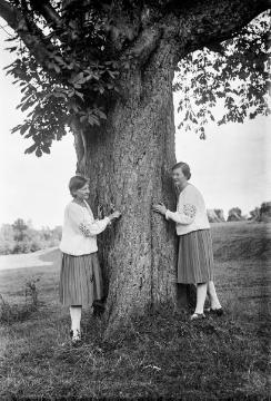Junge Damen in identischer Kleidung. Ohne Angaben, undatiert, späte 1920er Jahre.