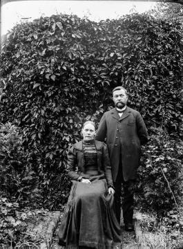 Ehepaar im Sonntagsstaat. Ohne Angaben, undatiert, um 1910?
