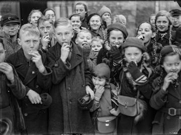 Kinder auf dem Timpkenfest, Enger. Undatiert, um 1940?
