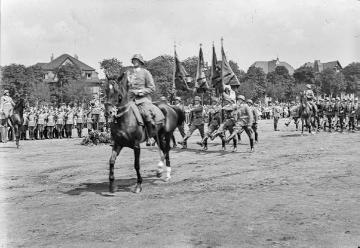 Aufmarsch von NS-Soldaten zur "Einquartierung in Enger zwischen Polen- und Frankreich-Feldzug".