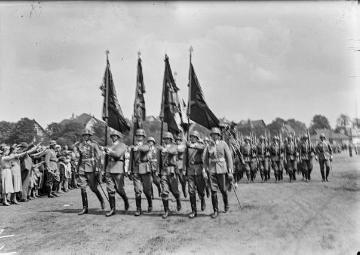 Aufmarsch von NS-Soldaten zur "Einquartierung in Enger zwischen Polen- und Frankreich-Feldzug".