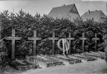 Heldengedenktag 1934 in Enger: Ehrenkranz mit Hakenkreuz an den Gräbern von 1918/1919 in Enger oder Enger-Herringhausen verstorbenen Soldaten.