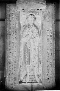 Ev. Pfarrkirche Enger (Stiftskirche): Sarkophag des Sachsenherzogs Widukind (gestorben 807) mit romanischer Grabplattenrelief (1. Hälfte 12. Jh.).