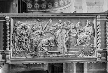 Ev. Pfarrkirche Enger: Relief mit Darstellung Widukinds vor Karl dem Großen [?] an der Empore der südlichen Seitenapsis. Undatiert.