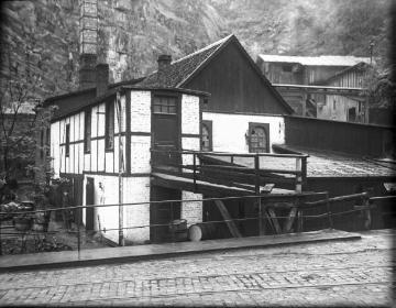 Drahtzieherei am Silbersiepen in Altena, mit Wasserkraft betrieben - seit den 1970er Jahren Standort des örtlichen Feuerwehrhauses (Bachstraße). Ansicht um 1930, Vergleichsaufnahme von 2015 siehe Bild 11_4612.